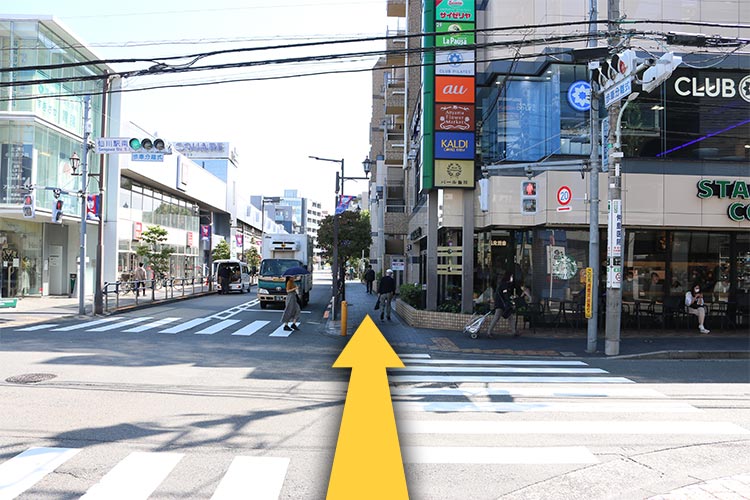 「仙川駅南」交差点をそのまま直進してください。